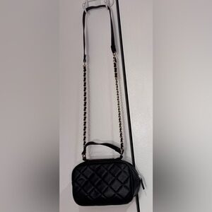 Quilted black shoulder bag.